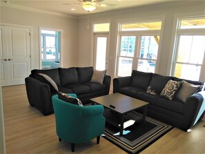 Smart-TV, DVD-spiller, bøker og filmbibliotek