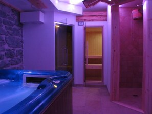 Indoor spa tub - Albergo Centrale Forni (Forni di Sopra)
