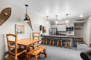 Dining - Immaculate condo steps to the ski slopes and hiking trails!! (Whitefish)