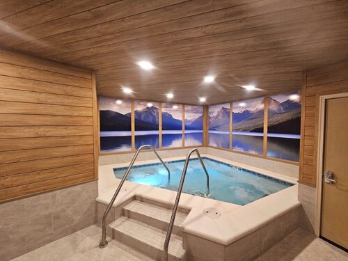 Immaculate condo steps to the ski slopes and hiking trails!!