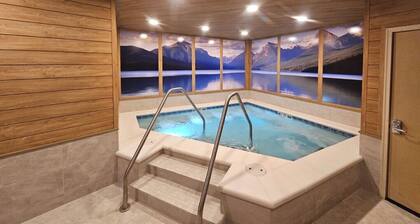 Immaculate condo steps to the ski slopes and hiking trails!!
