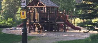 Elegante condominio de 3 niveles con terraza privada, jacuzzi y barbacoa