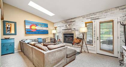Chic 3-Level Condo w / Private Deck, Whirlpool & Grill