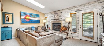 Chic 3-Level Condo w/Private Deck, Hot Tub & BBQ