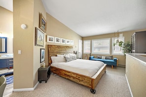 3 bedrooms, desk, free WiFi, bed sheets - Chic 3-Level Condo w/Private Deck, Hot Tub & BBQ (West Vail)