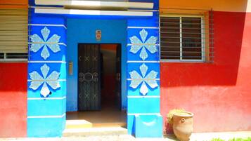 Pintu masuk properti