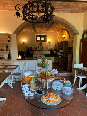Free daily continental breakfast  - Barco Mediceo (Carmignano)
