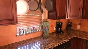 Réfrigérateur, micro-ondes, plaque de cuisson, lave-vaisselle