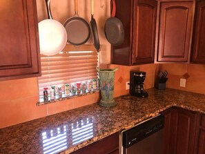 Refrigerador, microondas, parrilla de estufa y lavavajillas 