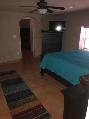 2 habitaciones, tabla de planchar con plancha, internet y ropa de cama 