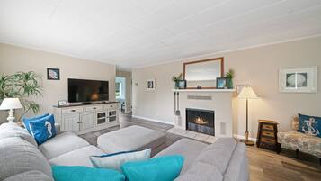 TV connectée, cheminée, baby-foot, table de tennis de table