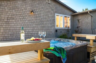 GG:}-HotTub~WalkToBeach/Trails~FirePit~Bikes~PingPong~Cornhole~Fenced~DogOK