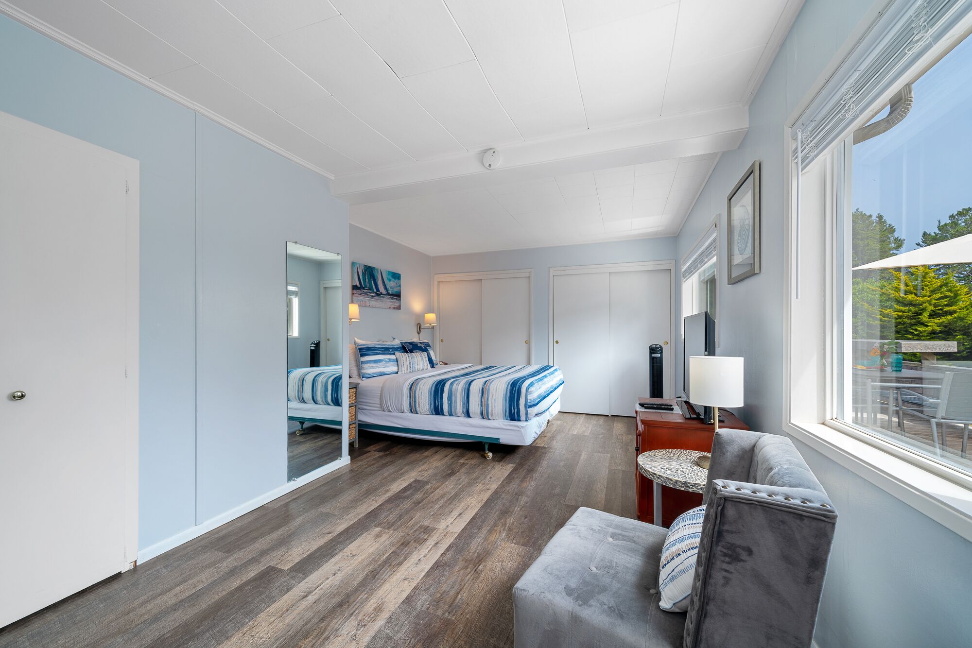 4 chambres, bureau, fer et planche à repasser, lit parapluie