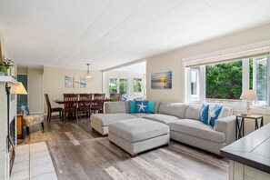 TV connectée, cheminée, baby-foot, table de tennis de table