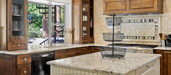 SWSS - Ultimate Neighborhood Getaway: Pool, Hot Tub, Games & Concierge Services at Luxe