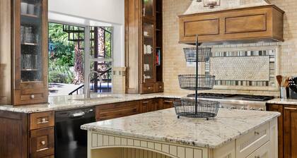 SWSS - Ultimate Neighborhood Getaway: Pool, Hot Tub, Games & Concierge Services at Luxe