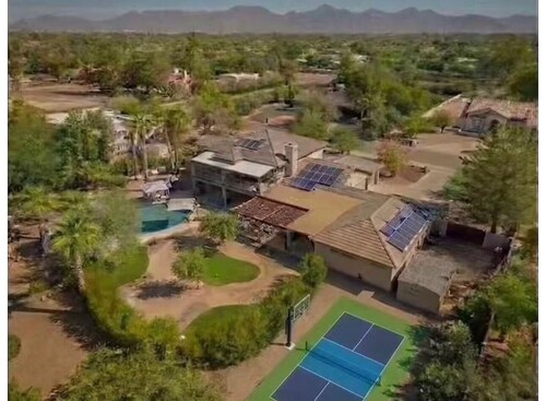 SWSS Luxury 7BR Estate | Pickleball | Basketball Pool & Hot Tub | Putting Green | Games