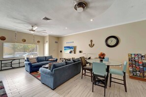 Smart TV, books - Charm | Comfy | Tiki | Pool Private Beach (Siesta Key)