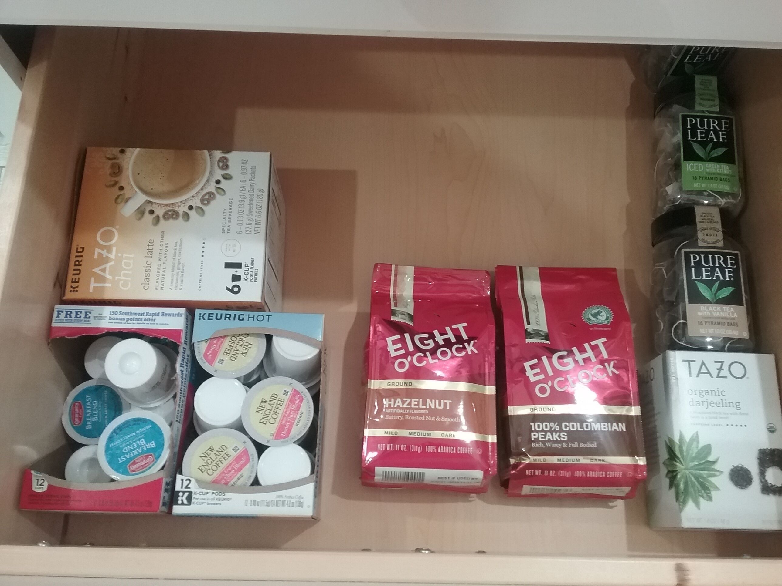 Un calaix amb diversos productes de cafè, com ara TAZO chai, KEURIG calent, EIGHT O'CLOCK a iuxet, PURE LEAF negre i TAZO darjeeling orgànic.