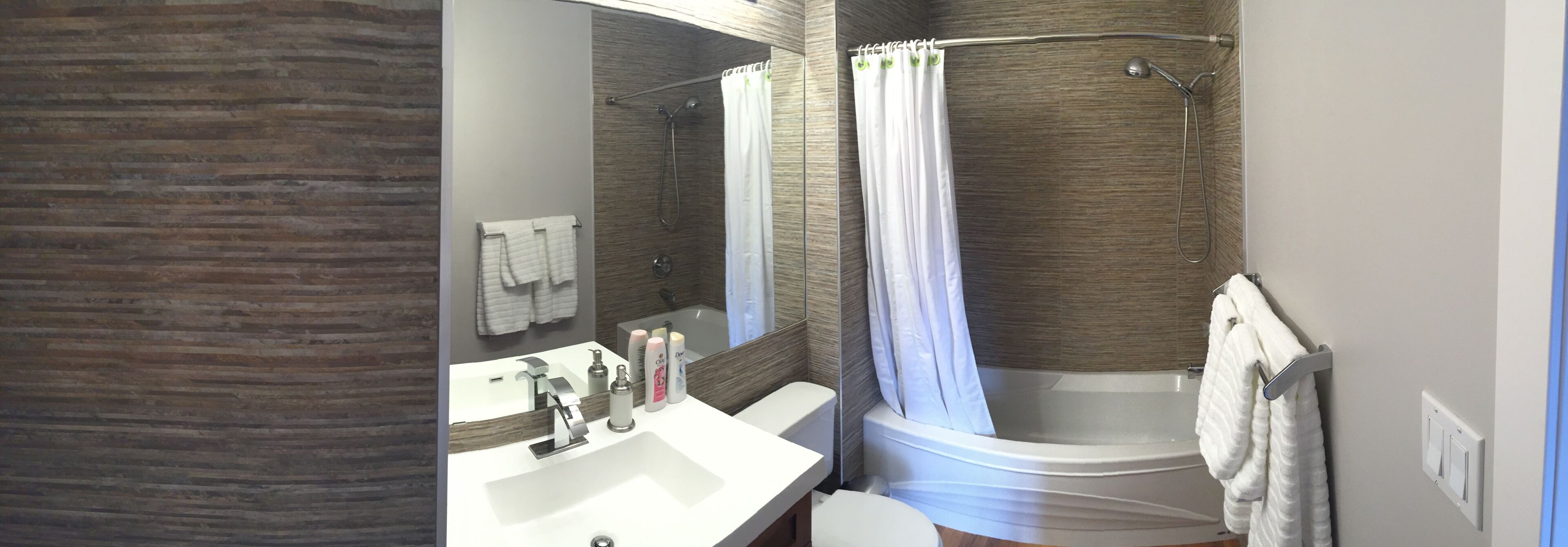 Ensemble douche/baignoire, sèche-cheveux, serviettes fournies, savon