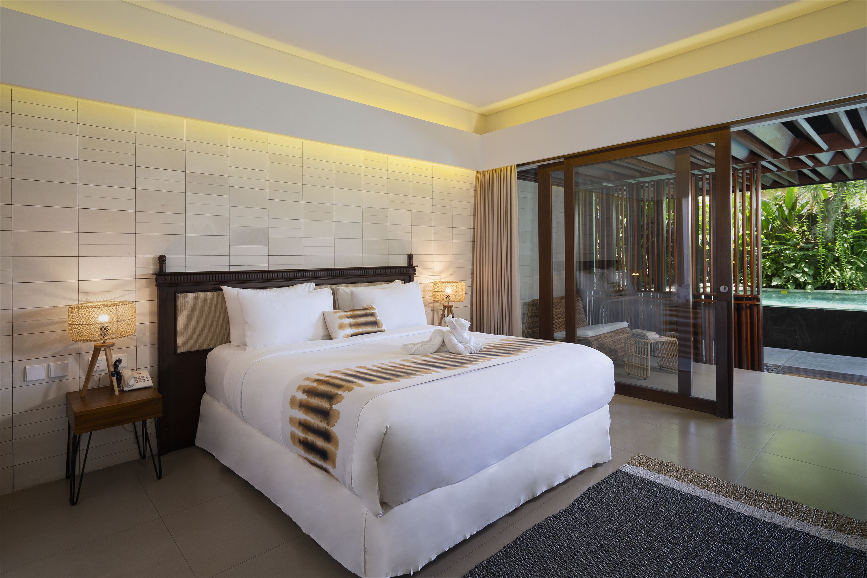 Minibar con artículos gratuitos y caja de seguridad en la habitación 