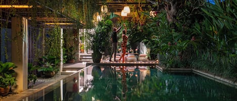 Menyajikan hidangan lokal dan internasional