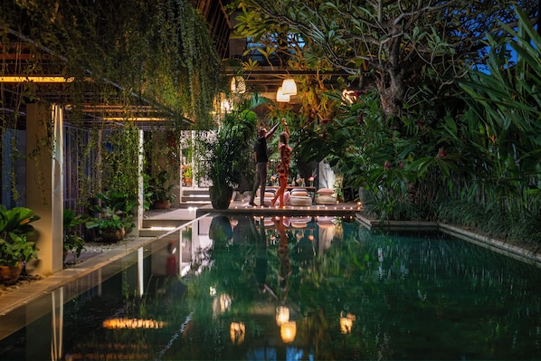 供应早餐、午餐和晚餐，本地与国际菜