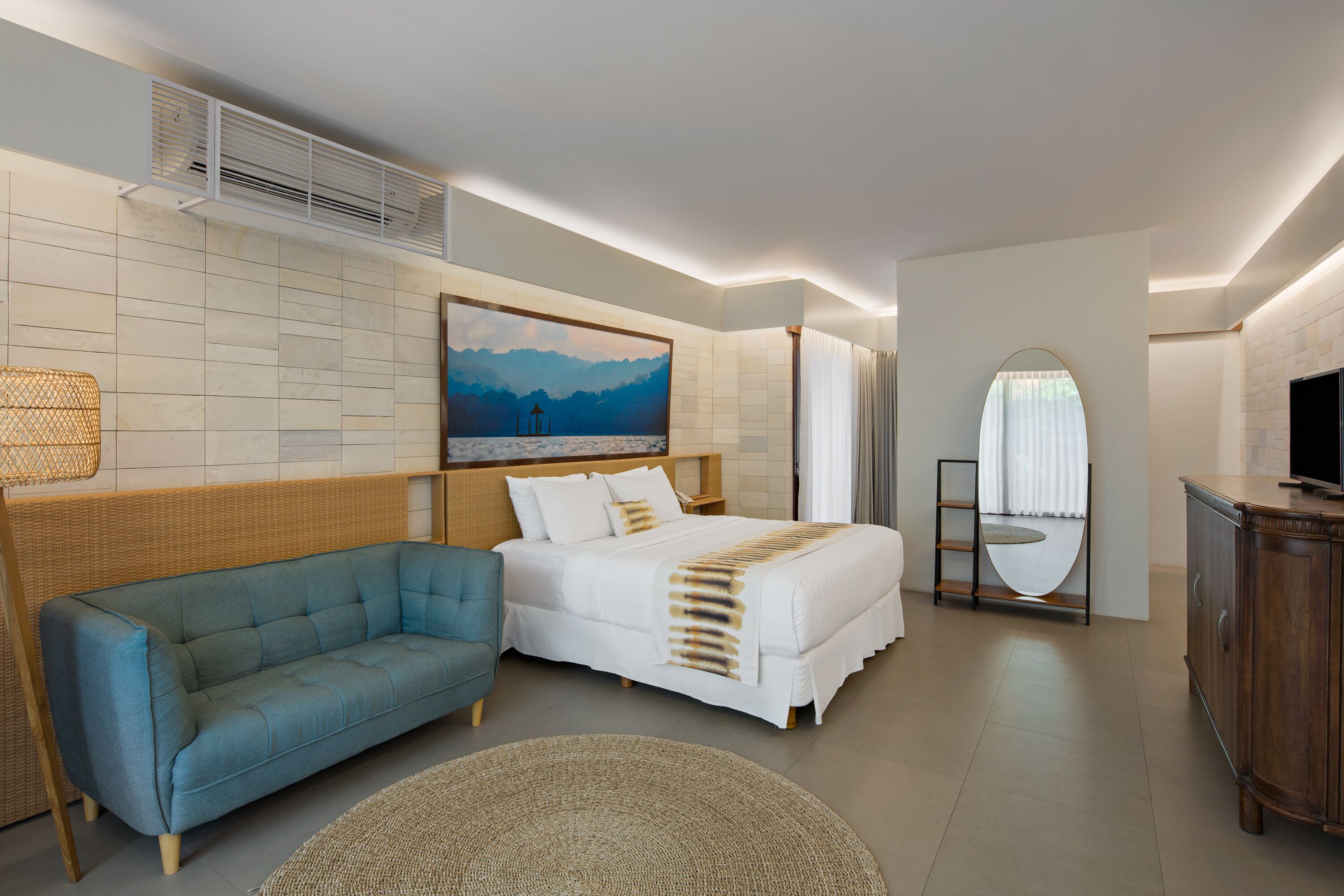 Minibar con artículos gratuitos y caja de seguridad en la habitación 