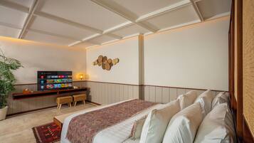 Suíte júnior, para não fumantes | 1 quarto, frigobar (abastecido com itens grátis), cofres nos quartos