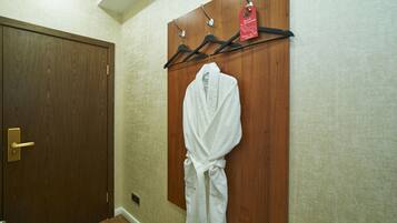 Yhden hengen perushuone, 1 yhden hengen sänky, tupakointi kielletty | Tallelokero huoneessa, työpöytä