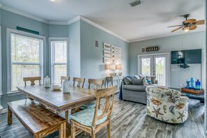 Dining - DoctorsOrdersDestin #2 5-Min Walk to Private Beach, Private Heated Pool, Bikes (Destin)