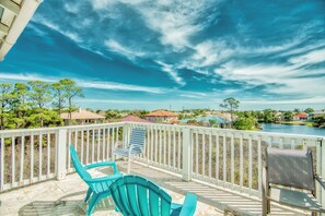 Property grounds - DoctorsOrdersDestin #2 5-Min Walk to Private Beach, Private Heated Pool, Bikes (Destin)