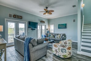 Smart TV, chimenea, libros