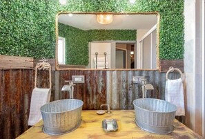 Shower, hair dryer, towels, soap - Look no further... stay at our amazing condo and enjoy your vacation... (Rosarito)