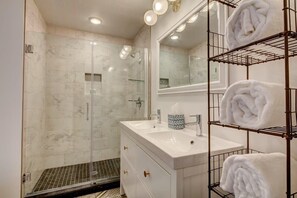 Badewanne, Haartrockner, Handtücher