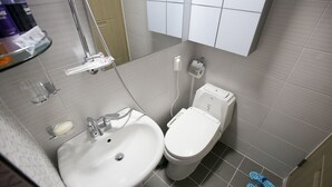 淋浴設備、免費梳洗用品、風筒、拖鞋