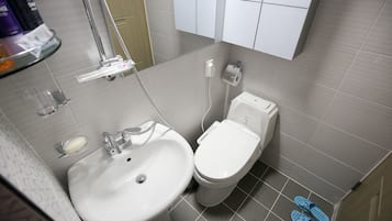 Dusche, kostenlose Toilettenartikel, Haartrockner, Hausschuhe