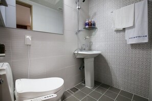 Room, Non Smoking | Bathroom