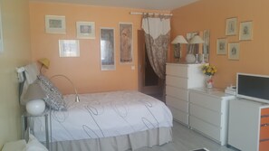 1 chambre, fer et planche à repasser, accès au Wi-Fi (inclus)