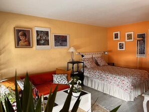 1 slaapkamer, een strijkplank/strijkijzer, gratis wifi, beddengoed