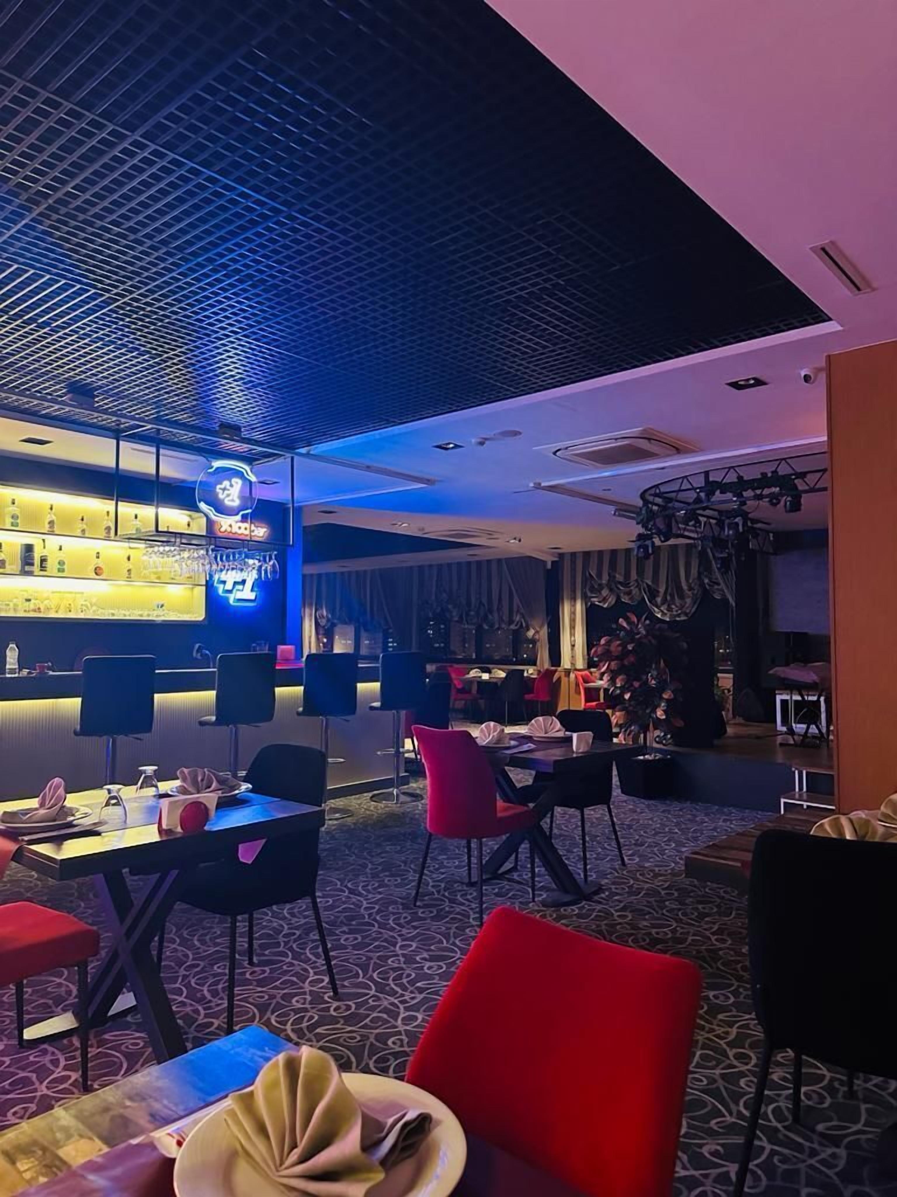 breakfast, lunch and dinner served