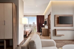 Minibar, caja de seguridad en la habitación y escritorio 