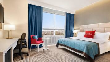 Minibar, safe på rommet, skrivebord og blendingsgardiner