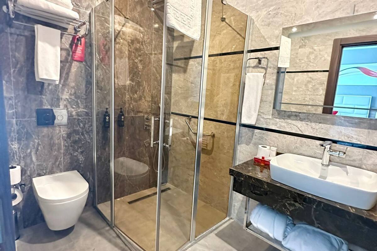 shower, free toiletries, hair dryer, slippers