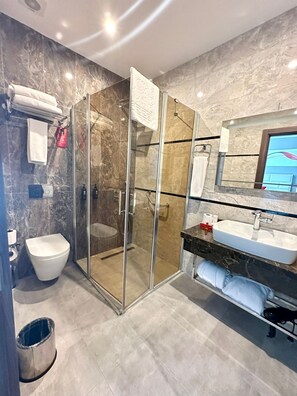 Douche, articles de toilette gratuits, sèche-cheveux, chaussons