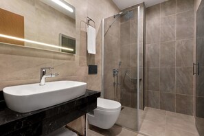 Shower, free toiletries, hair dryer, slippers - Ramada by Wyndham Sivas (Sivas)