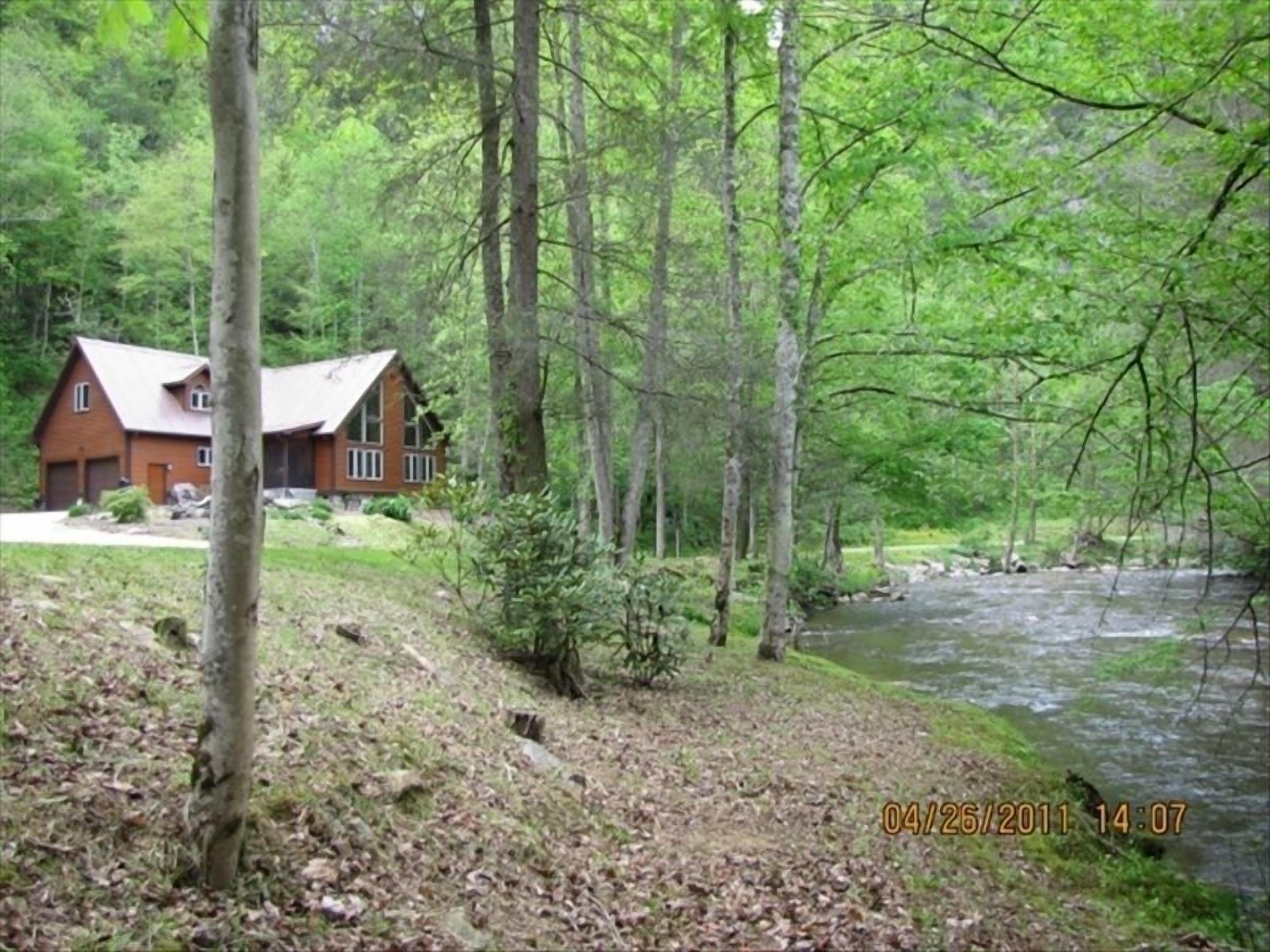 Waters' Edge Cabin-listen to the river! Trout Fishing Hiking FreeWiFi
