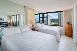 1 quarto, ferros/tábuas de passar roupa, berço de viagem
