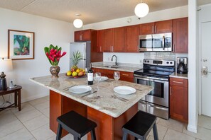 Fridge, microwave, oven, stovetop - CLEAN, Diamond Head & Ocean Views,  Free Parking. Pool, Lanai, Near Beach & Zoo, (Honolulu)