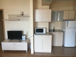 Comfort Apartment, 1 Bedroom | Private kitchenette | Fridge, microwave, oven, stovetop